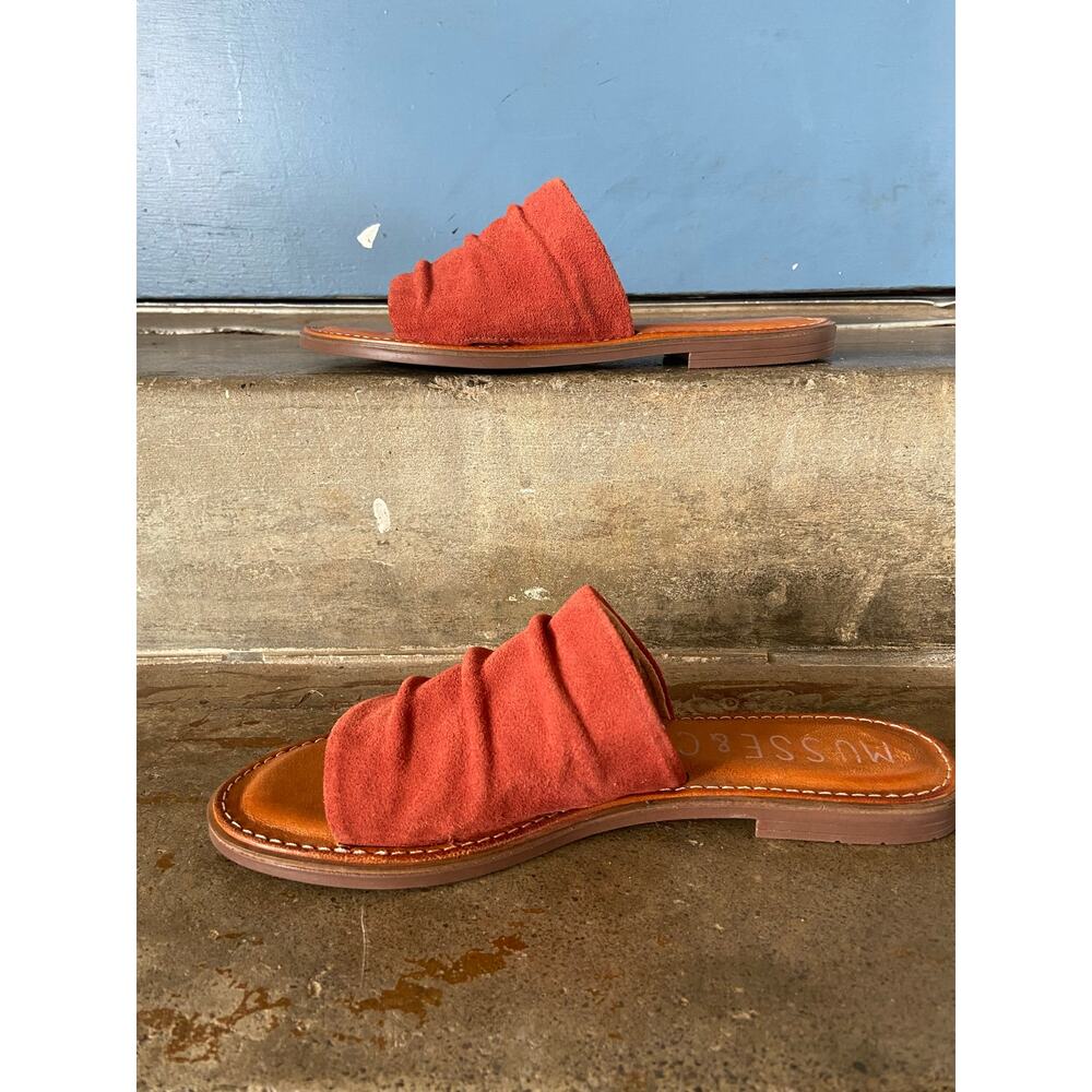 Musse & Cloud “Kennice” rust suede slide sandal with ruched styling - Picture 3 of 9